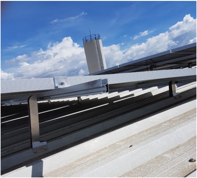 Figura 2: Sistema de ajuste da inclinação de módulos fotovoltaicos com apoio direto sobre a telha e fixação por parafuso brocante