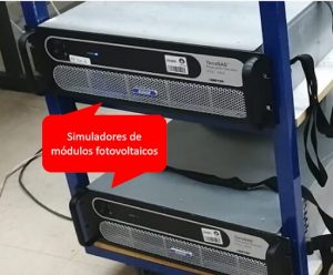 Figura 7: Simuladores de módulos fotovoltaicos SAS – solar array simulator. Cada um desses equipamentos é capaz de reproduzir o comportamento de arranjos fotovoltaicos de até 15 kW