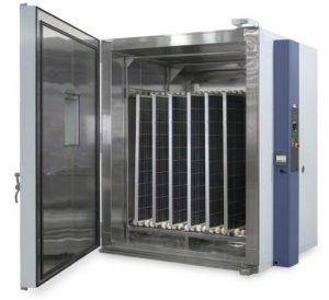 Figura 2: Câmara climática usada em testes de damp heat (DH), thermal cycling (TC) e humidity freeze (HF). Fonte: ESPEC Solar Application Guide, Review of the IEC 61215 and 61646 methods