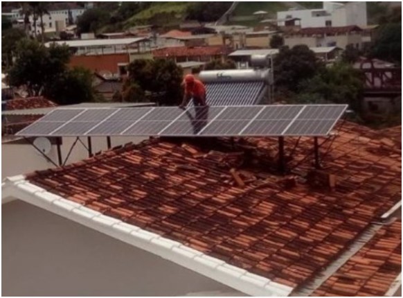 Figura 2: Nesta instalação a busca pela otimização do sistema fez surgir uma montagem perigosa do ponto de vista mecânico e com influência estética negativa na construção.