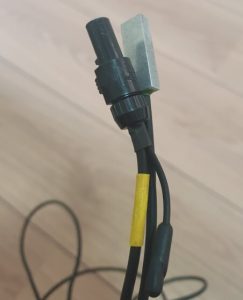 Sensor de temperatura por contato e conector para acoplamento ao traçador de curva I-V