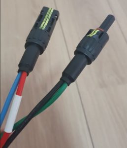 Terminais MC4 do equipamento a serem conectados com o elemento de teste