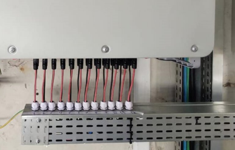 Figura 3: Sistema fotovoltaico com inversor que oferece muitas entradas para strings. As funções de proteção e seccionamento são incorporadas pelo inversor. Foto: Alan Tavares/Divulgação