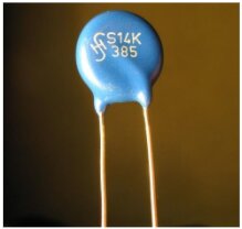 Figura 3: imagem de um varistor de óxido metálico, componente eletrônico que funciona como um grampeador de tensão. Fonte: Wikipedia