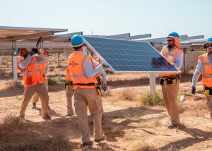 Figura 3: A construção de uma usina fotovoltaica envolve a colaboração de vários profissionais. Fonte: Renewable Energy Consortium