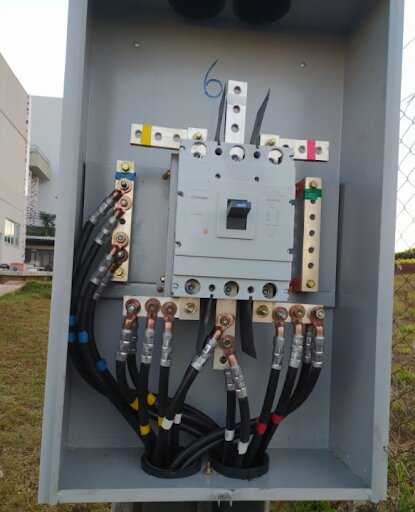 Figura 5: É possível realizar conexões seguras em alumínio utilizando a pasta anti-óxido e o conector bimetálico, como o caso da figura. Imagem: cortesia de JAGSOL