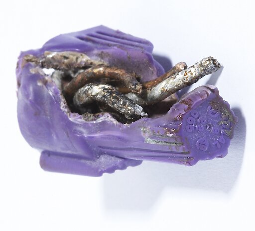 Figura 1: A conexão entre cabos de alumínio e cobre inapropriada causou o aquecimento e o derretimento da conexão. A causa mais provável é a resistência de contato aumentada pela oxidação dos condutores. Fonte: Reprodução