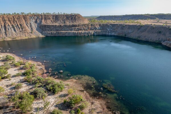 Figura 8 - Cratera da mina abandonada de Kidston, na Austrália, usada como reservatório de uma usina hidráulica reversível alimentada por energia fotovoltaica. Fonte: Genex Power/reprodução