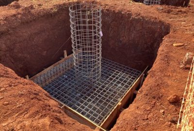 Figura 2: Podemos integrar as armaduras de concreto das fundações ao nosso sistema de aterramento. Para integrar, basta conectar as armaduras a um condutor que será interligado ao BEP ou sistema de aterramento da instalação. Mesmo envolto em concreto há boa condução entre a estrutura e a terra. Fonte: Pixabay