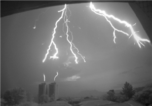 Figura 3 - Formação das descargas atmosféricas. Fonte: SABA, Marcelo. INPE, Brasil