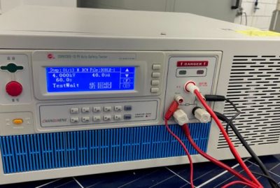 Figura 3: Equipamento responsável por injetar a tensão de teste e realizar as medições de resistência de isolamento, conhecido como testador “hipot”. Fonte: LESF/UNICAMP