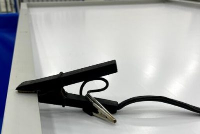 Figura 5 - Ponta de prova negativa do testador de “hipot” conectada à moldura do módulo fotovoltaico em teste