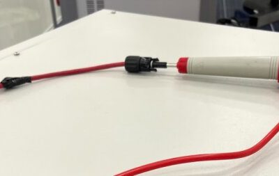 Figura 4 - Ponta de prova positiva do testador de “hipot” e rabicho em Y para a conexão dos terminais do módulo fotovoltaico. Fonte- LESF:UNICAMP