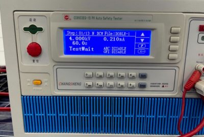 Figura 6 - Testador de “hipot” configurado para o primeiro teste de isolamento para um módulo de área equivalente a 2,10m2 e tensão de sistema máxima de 1500 V. Fonte- LESF:UNICAMP