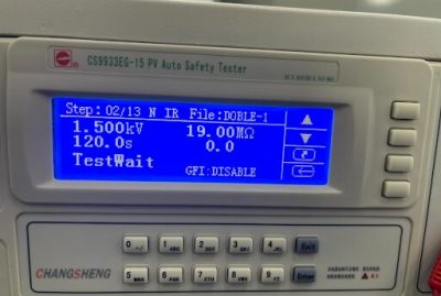 Figura 7 - Testador de “hipot” configurado para o segundo teste de isolamento para um módulo de área equivalente a 2,10 m2 e tensão de sistema máxima de 1500 V