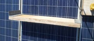 Detalhe da fixação da plataforma sobre um módulo fotovoltaico. Fonte: Arquitetando Energia Solar/reprodução Detalhe da fixação da plataforma sobre um módulo fotovoltaico. Fonte: Arquitetando Energia Solar/reprodução