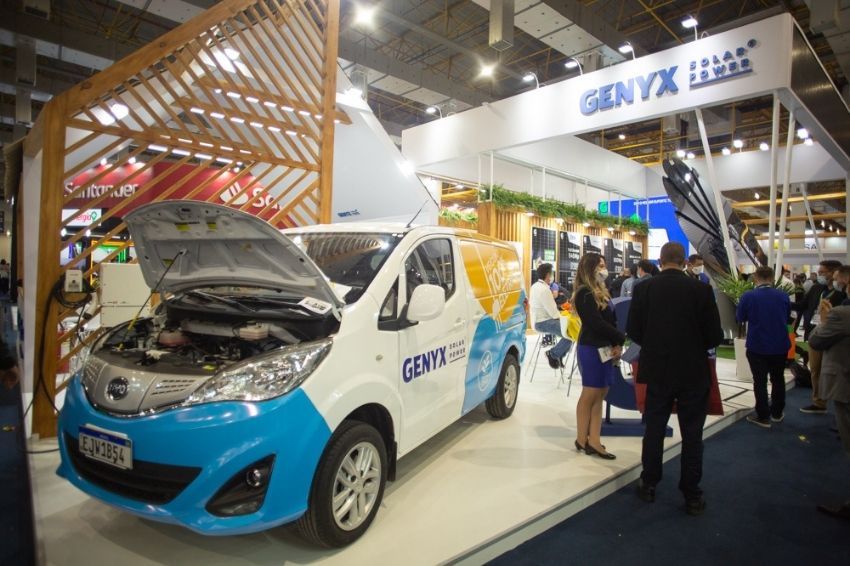 Smartflower e painel da X Power foram os destaques da Genyx na Intersolar 2021