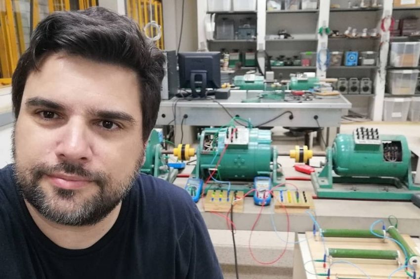 Professor Marcelo Villalva no laboratório de máquinas elétricas da Faculdade de Engenharia Elétrica da Unicamp. Foto: reprodução