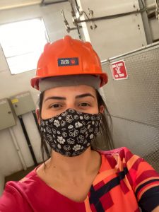 A engenheira Isabelly Maria Bezerra em uma instalação de cabine primária. Foto: reprodução