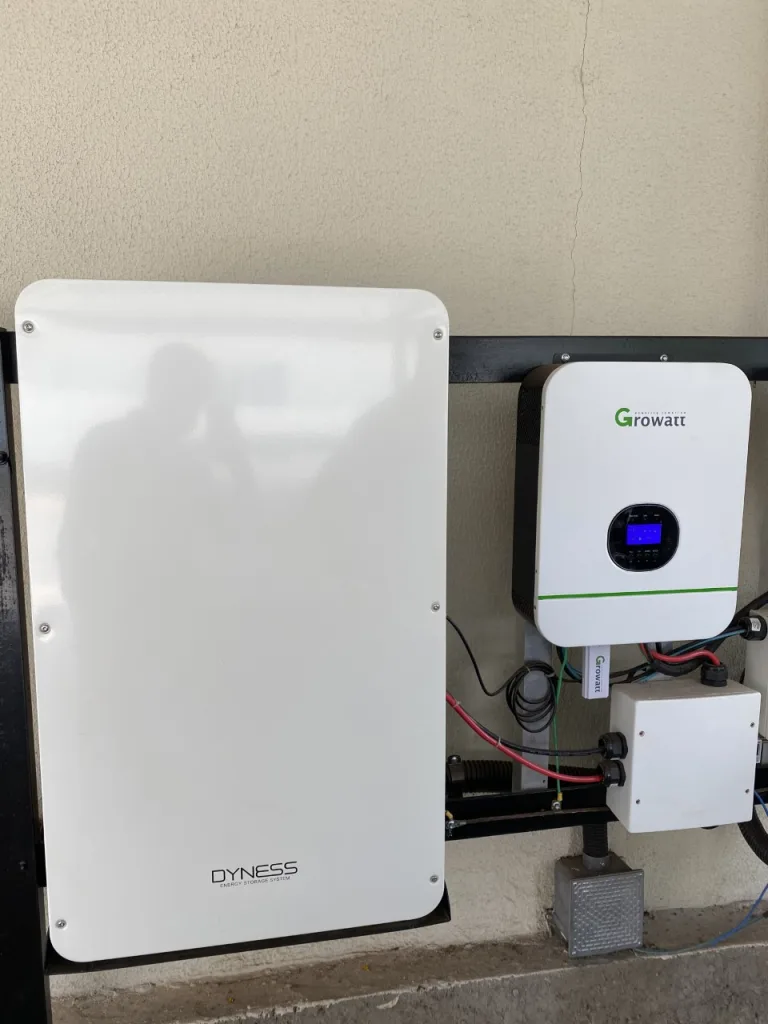 Figura 2 - Sistema off-grid residencial instalado em Maringá-PR, com inversor off-grid Growatt e baterias Dyness. Foto: imagem gentilmente cedida por Talysson Alves