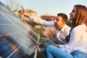 Família ao lado de placas de energia solar