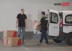 Devido à leveza e às pequenas dimensões dos equipamentos, uma equipe de duas pessoas é suficiente para realizar a instalação