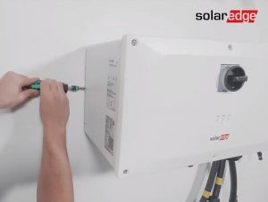 A lateral do Synergy Manager é parafusada ao suporte metálico