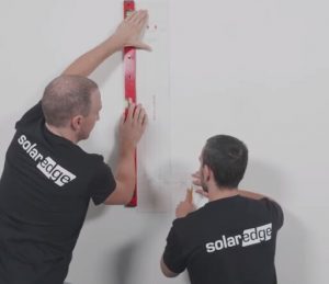Recomenda-se o uso de um nível de bolha para garantir o bom alinhamento