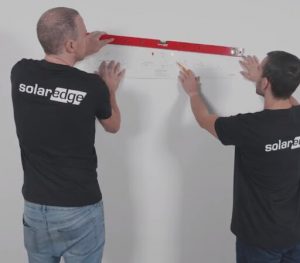 Gabaritos de instalação são fornecidos junto com os equipamentos