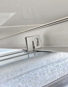 Módulo fotovoltaicos encaixado no grampo de fixação PowAR Slot