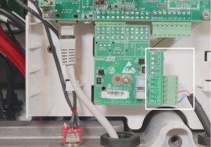 Conectores RS485 usados em sistemas com múltiplos Synergy Managers