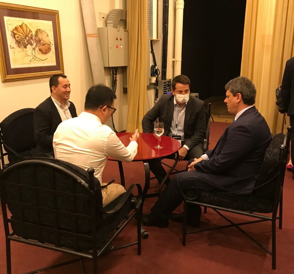 Ministro se reúne com executivos da Hauwei ao final do evento.