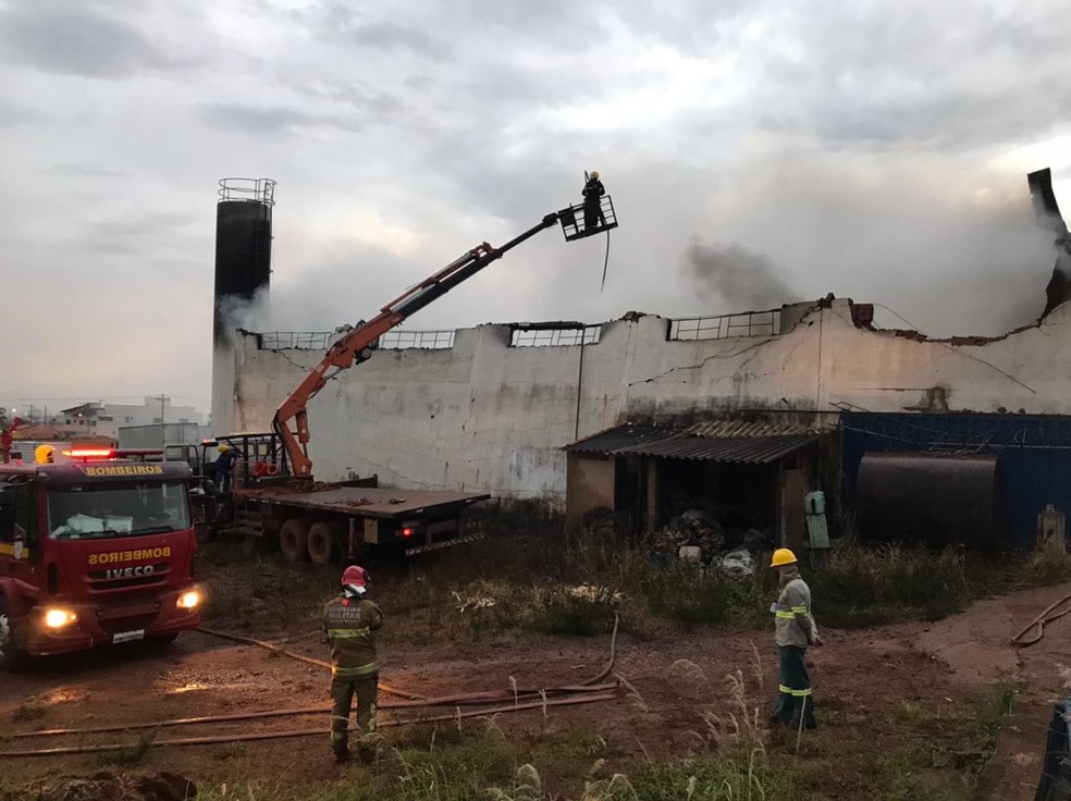 Fábrica de calçados fica destruída após incêndio. Foto: Corpo de Bombeiros