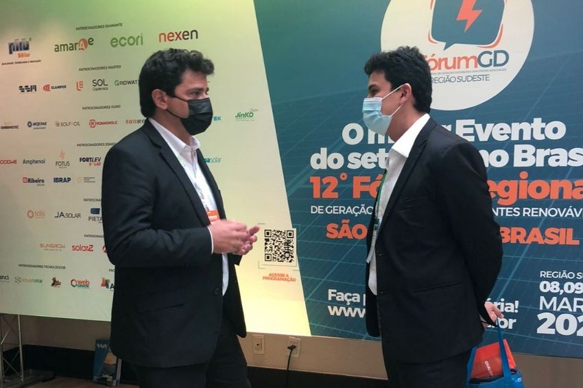 Adalberto Maluf (à esquerda) e Bruno Kikomoto, (à direita), diretor executivo do Canal Solar, conversam durante o Fórum GD sobre a eletromobilidade