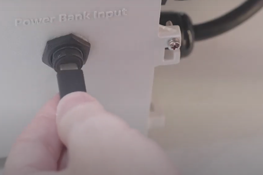 Conexão do power bank à porta USB-C do Synergy Manager