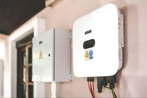 inversor solar preso à parede