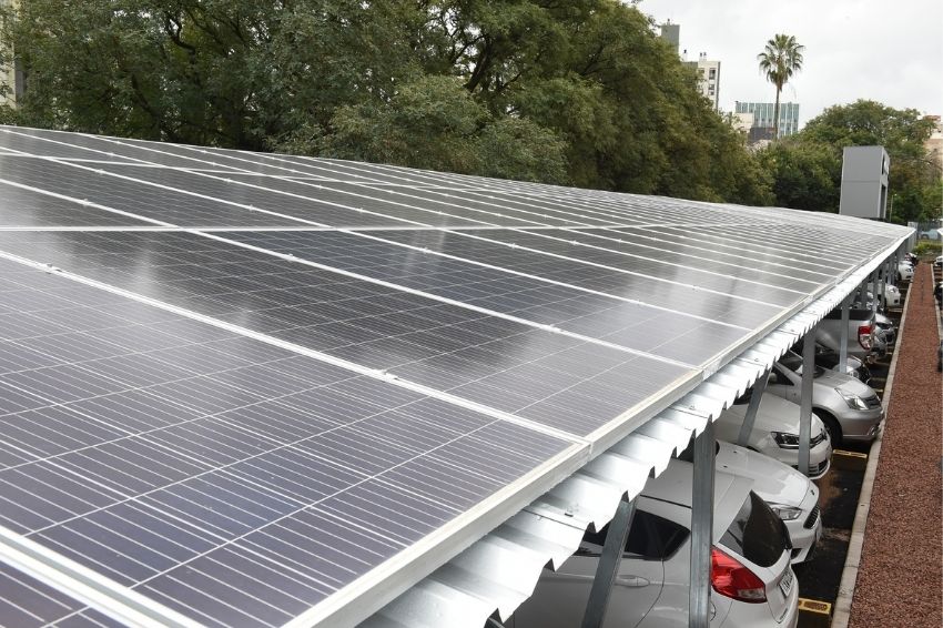 Estacionamento da Câmara de Porto Alegre já tem painéis fotovoltaicos. Foto: Tonico Alvares/CMPA
