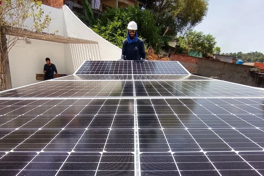Como deve ser feita a instalação de painéis solares