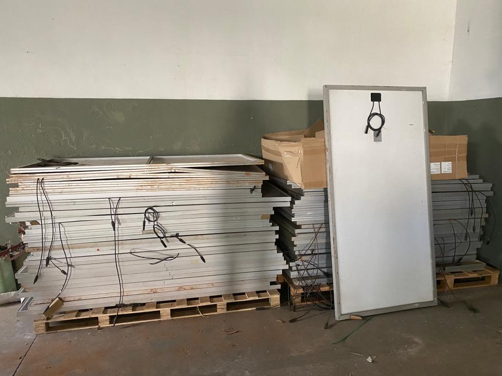 Pilha de módulos descartados. Foto: SunR/Divulgação