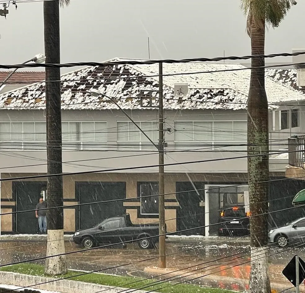 Chuva de granizo causa estragos em Campos Gerais (MG). Foto: Redes sociais