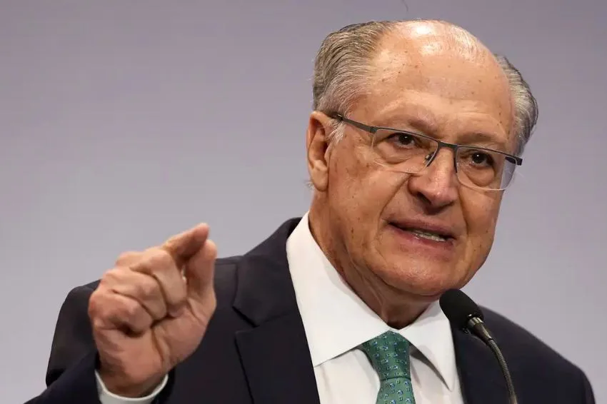 Alckmin toma posse de ministério e anuncia secretaria de economia verde