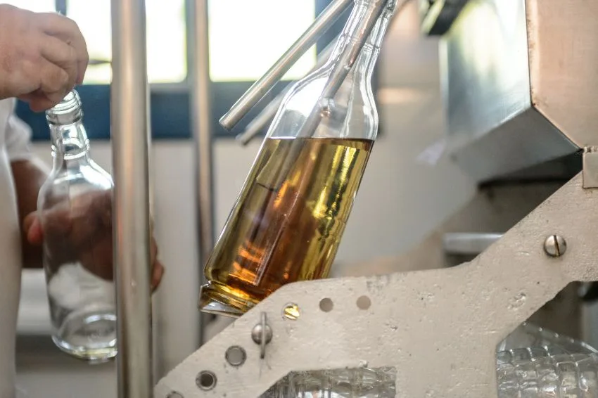 Fábrica de cachaça é inaugurada com mais de 1,8 mil painéis solares