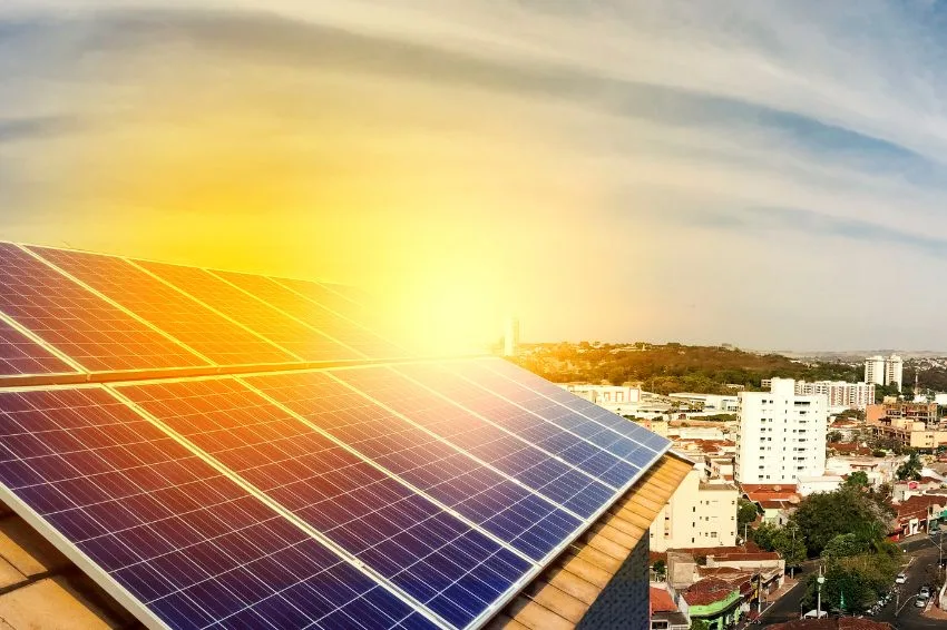 Metade dos brasileiros que querem ter energia solar são das classes C e D