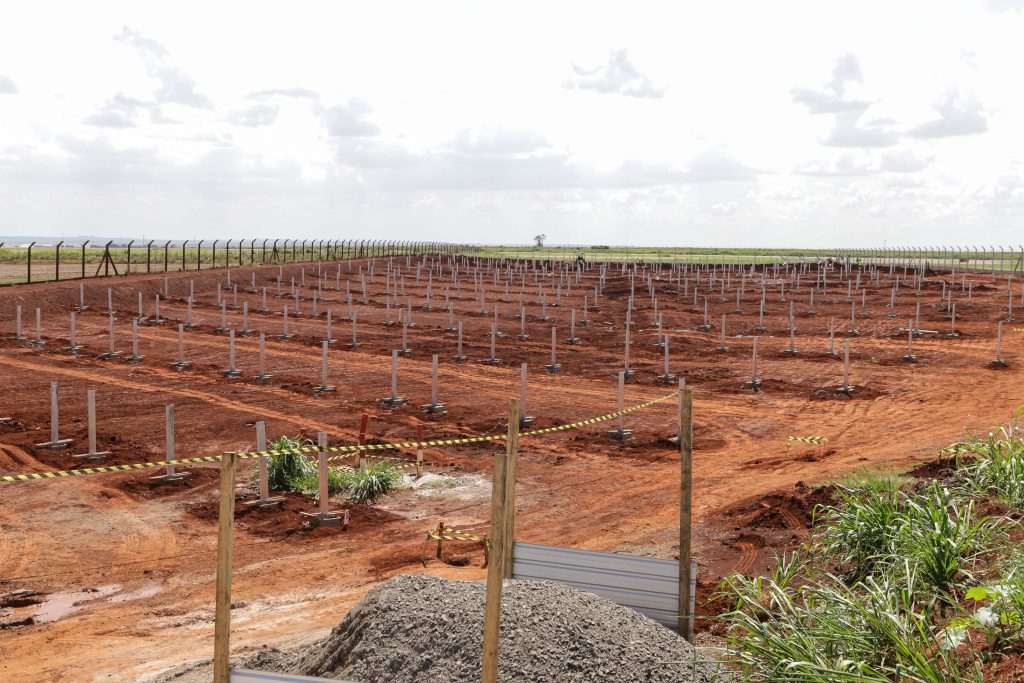 Empreendimento terá capacidade de geração de 0,7 MWh e será construído em uma área que pertence ao aeroporto. Foto: Roberto Dziura Jr/AEN