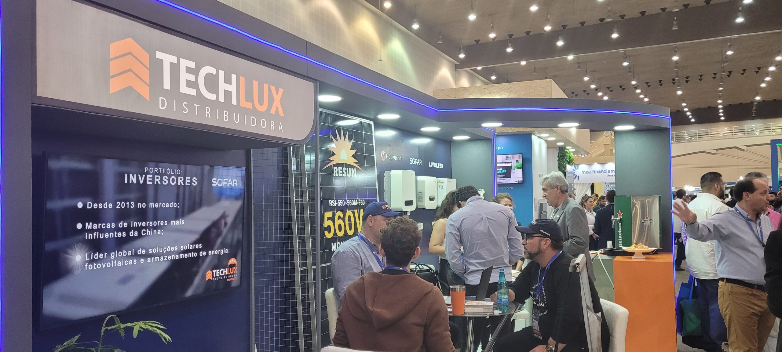 Techlux exibiu seu portfólio de inversores e módulos. Foto: Canal Solar