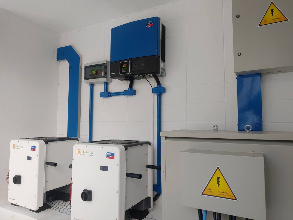 2 inversores SMA de 50 kW (Sunny Tripower CORE1) e 1 Inversor SMA de 15 kW (Sunny Tripower 15000TL). Foto: Sunergia/Divulgação