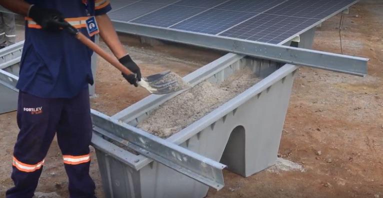 Lastros são preenchidos com terra, areia, brita, concreto ou similares. Foto: Fortlev Solar/Divulgação