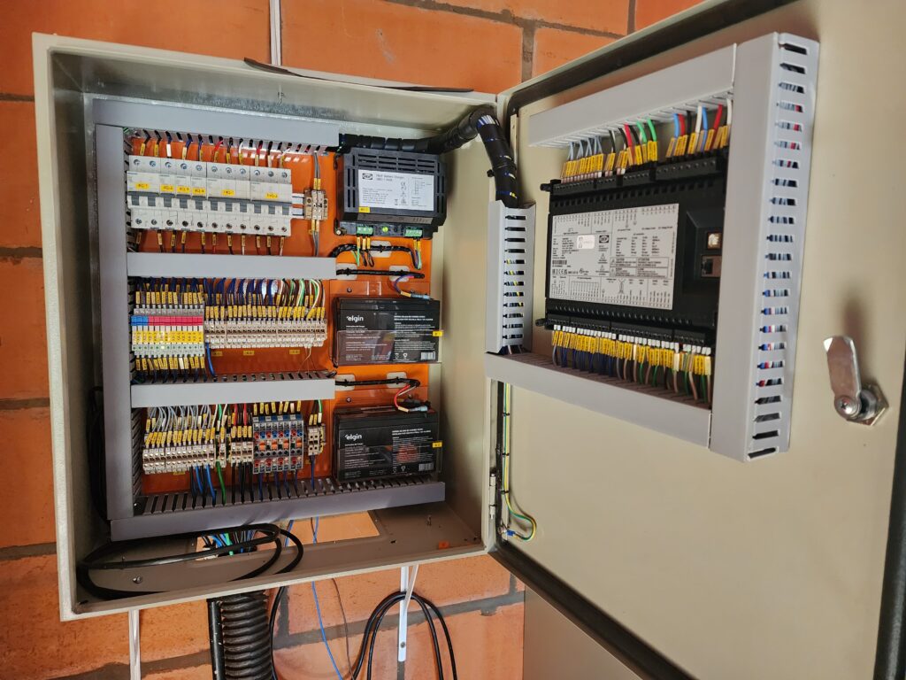 Controlador AGC-150 Híbrido da DEIF. Foto: Luz Sol Energia Solar/Divulgação