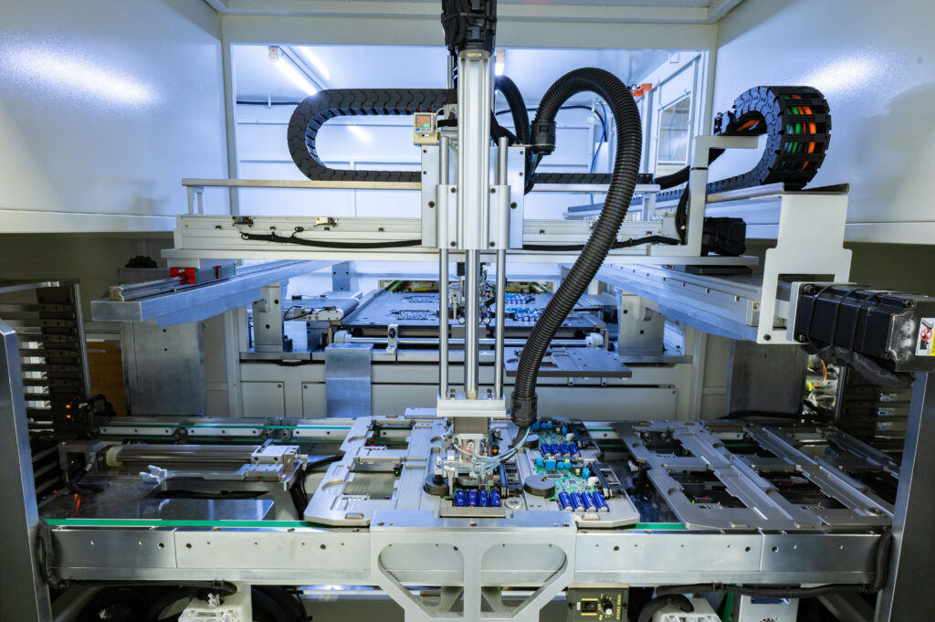 Produção dos microinversores na fábrica da Flex. Foto: Enphase/Divulgação