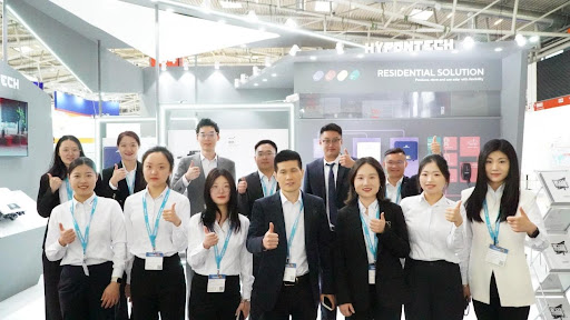 Equipe da Hypontech na Intersolar Europe. Foto: Divulgação